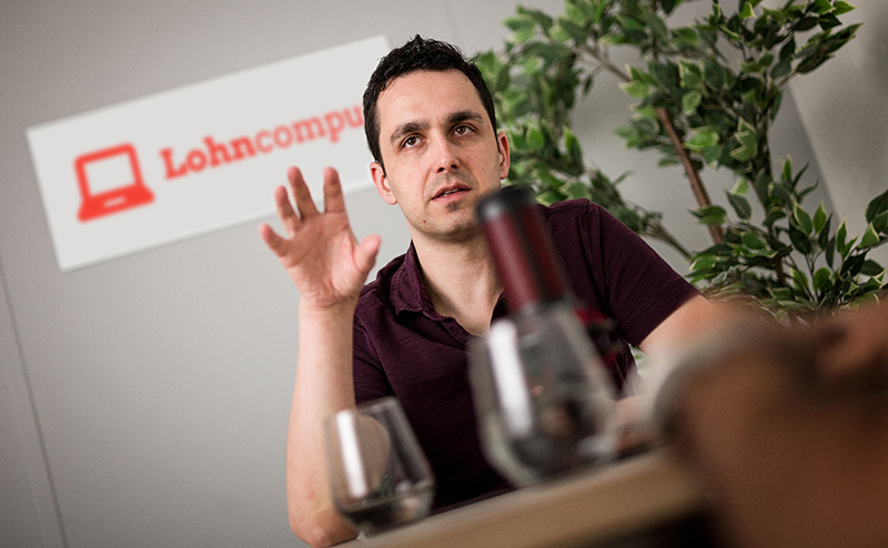 [Translate to Francais:] Yanis Bachammar im Gespräch
