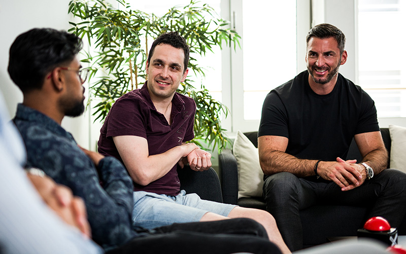 [Translate to Francais:] Team-Meeting in der Einwanderungsagentur lohncomputer